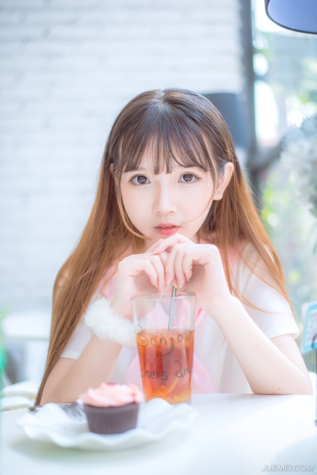 遇一人，山水有逢，念一人，风过轻澜；执一人，潋水之滨，终一人，悱恻至生。